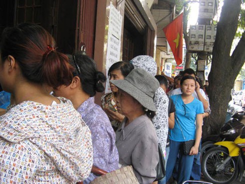 Vì sao người thủ đô xếp hàng mua bánh Trung thu… chửi? - ảnh 7