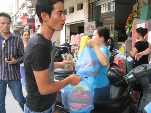 Vì sao người thủ đô xếp hàng mua bánh Trung thu… chửi? - ảnh 9