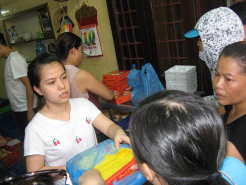 Vì sao người thủ đô xếp hàng mua bánh Trung thu… chửi? - ảnh 10