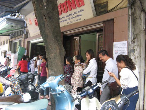 Vì sao người thủ đô xếp hàng mua bánh Trung thu… chửi? - ảnh 2