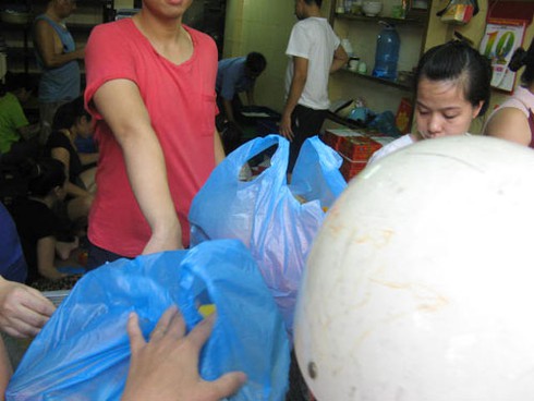 Vì sao người thủ đô xếp hàng mua bánh Trung thu… chửi? - ảnh 1