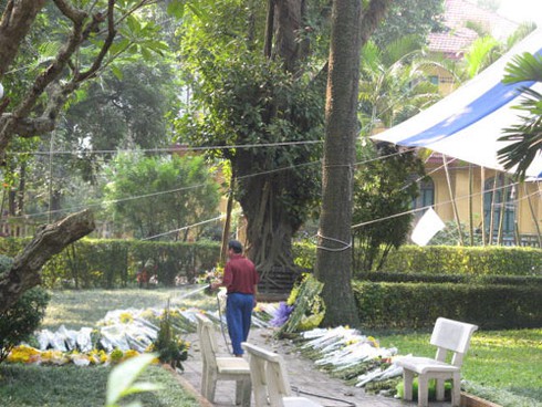 Lặng lẽ chăm sóc những bó hoa người dân viếng Đại tướng - ảnh 5