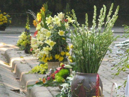 Lặng lẽ chăm sóc những bó hoa người dân viếng Đại tướng - ảnh 9