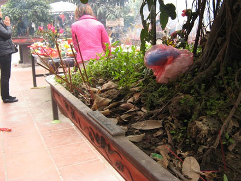 Dân cắm hương xin lộc lung tung khắp Bia Bà - ảnh 1