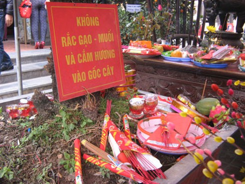 Dân cắm hương xin lộc lung tung khắp Bia Bà - ảnh 10