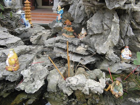 Dân cắm hương xin lộc lung tung khắp Bia Bà - ảnh 12