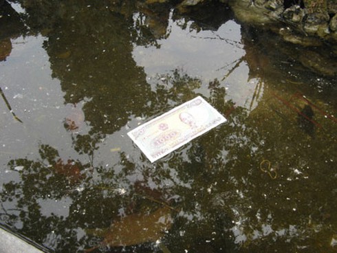 Dân cắm hương xin lộc lung tung khắp Bia Bà - ảnh 13