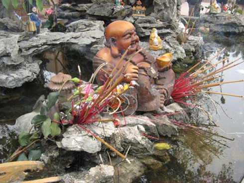 Dân cắm hương xin lộc lung tung khắp Bia Bà - ảnh 15