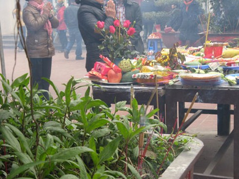 Dân cắm hương xin lộc lung tung khắp Bia Bà - ảnh 2