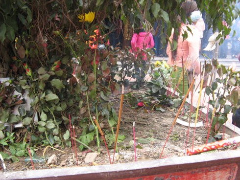 Dân cắm hương xin lộc lung tung khắp Bia Bà - ảnh 3