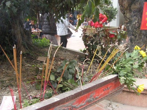 Dân cắm hương xin lộc lung tung khắp Bia Bà - ảnh 5