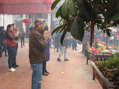 Dân cắm hương xin lộc lung tung khắp Bia Bà - ảnh 8