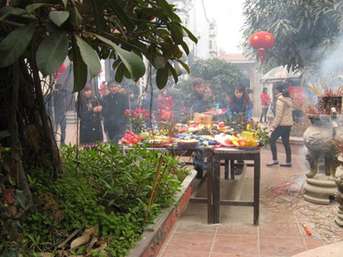 Dân cắm hương xin lộc lung tung khắp Bia Bà - ảnh 9