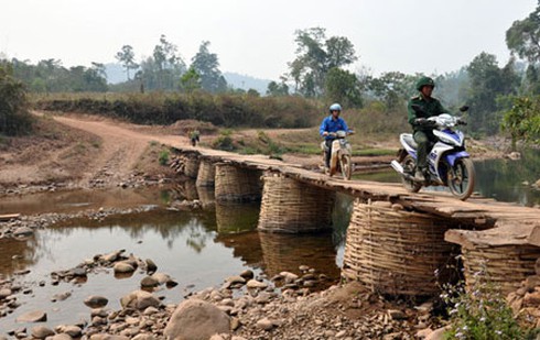 Nghi vấn về clip chui túi nilon qua suối:Đồn trưởng Biên phòng nói gì? - ảnh 1