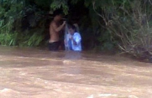 Nghi vấn về clip chui túi nilon qua suối:Đồn trưởng Biên phòng nói gì? - ảnh 2