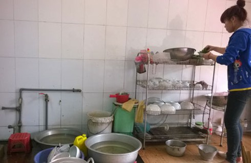 Mất nước sạch, bố mẹ già xin tạm lánh ở viện - ảnh 2