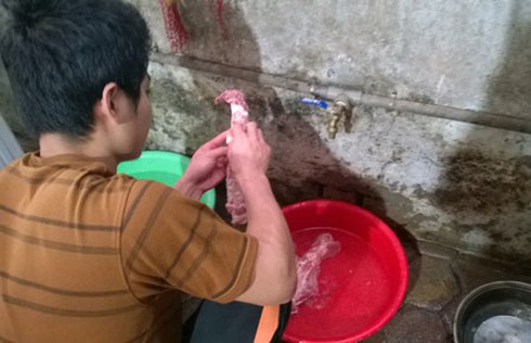 Mất nước sạch, bố mẹ già xin tạm lánh ở viện - ảnh 1