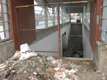 Hầm đi bộ tiền tỷ biến thành ao - ảnh 1