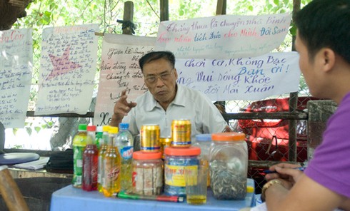 Người đàn ông bán trà đá treo thơ khắp phố - ảnh 1