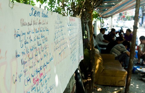 Người đàn ông bán trà đá treo thơ khắp phố - ảnh 3