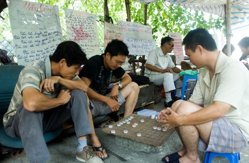 Người đàn ông bán trà đá treo thơ khắp phố - ảnh 2