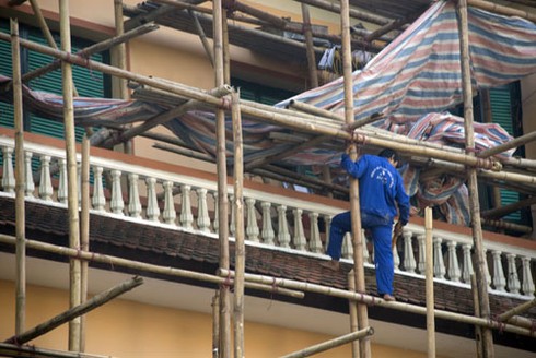 Làm xiếc trên giàn giáo xây dựng ĐH Mở Hà Nội - ảnh 3