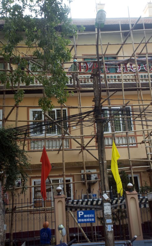Làm xiếc trên giàn giáo xây dựng ĐH Mở Hà Nội - ảnh 8