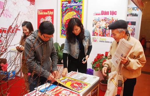 Rộn ràng khai Hội báo xuân 2013 - ảnh 1