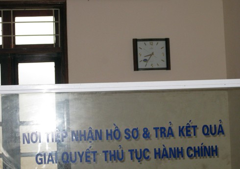 Ăn chực nằm chờ... cán bộ hành chính xã làm việc - ảnh 1