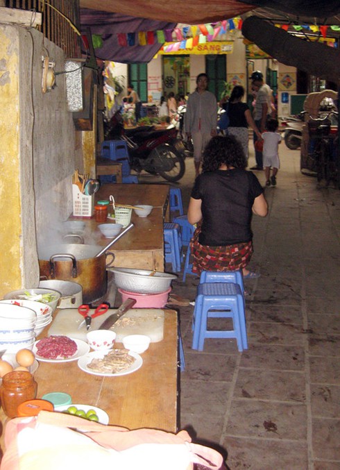 Cận cảnh: Học sinh Hà Nội vừa tập thể dục vừa né xe máy - ảnh 13