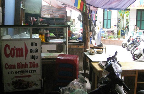 Cận cảnh: Học sinh Hà Nội vừa tập thể dục vừa né xe máy - ảnh 14