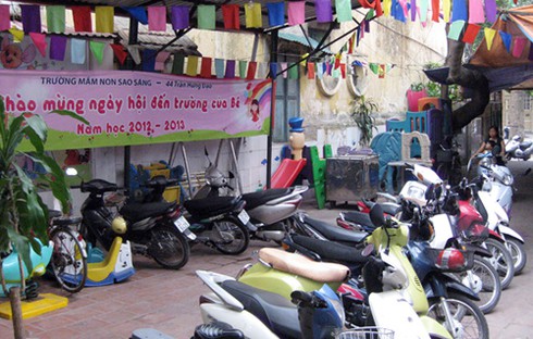 Cận cảnh: Học sinh Hà Nội vừa tập thể dục vừa né xe máy - ảnh 15