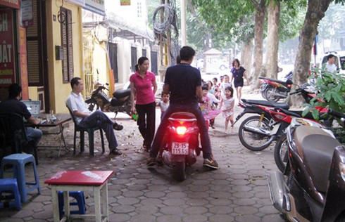 Cận cảnh: Học sinh Hà Nội vừa tập thể dục vừa né xe máy - ảnh 10