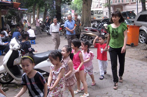 Cận cảnh: Học sinh Hà Nội vừa tập thể dục vừa né xe máy - ảnh 11