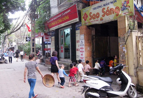 Cận cảnh: Học sinh Hà Nội vừa tập thể dục vừa né xe máy - ảnh 12