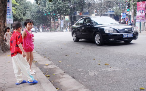 Cận cảnh: Học sinh Hà Nội vừa tập thể dục vừa né xe máy - ảnh 7