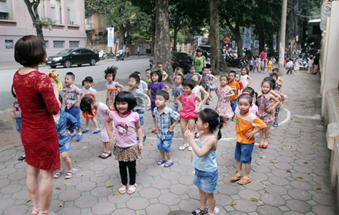 Cận cảnh: Học sinh Hà Nội vừa tập thể dục vừa né xe máy - ảnh 1