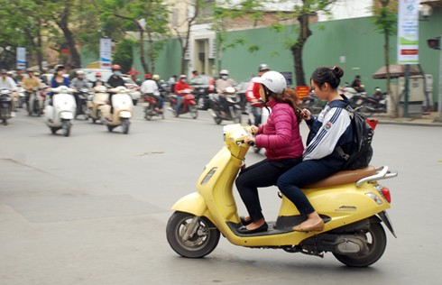 Phụ huynh tấp nập mua mũ bảo hiểm cho trẻ - ảnh 2