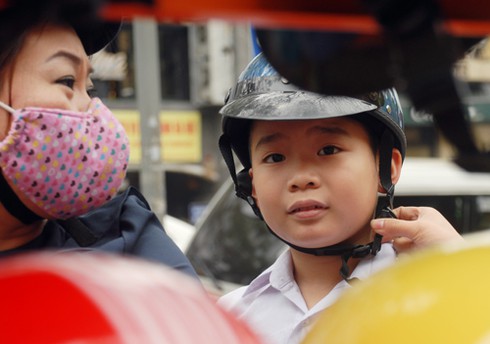 Phụ huynh tấp nập mua mũ bảo hiểm cho trẻ - ảnh 5