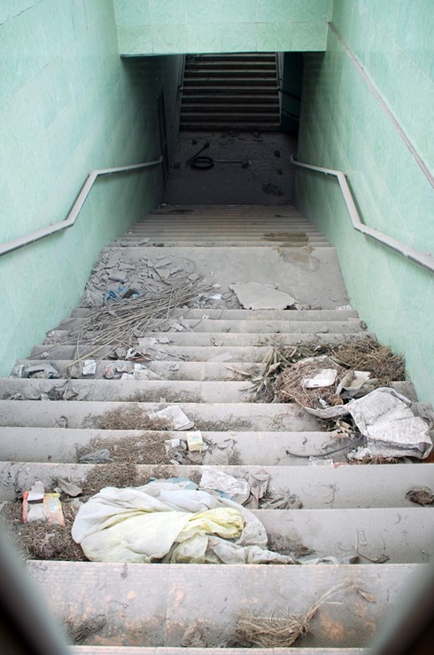 Người dân làm “tổ” trong hầm bộ hành - ảnh 13