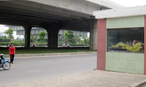 Người dân làm “tổ” trong hầm bộ hành - ảnh 15