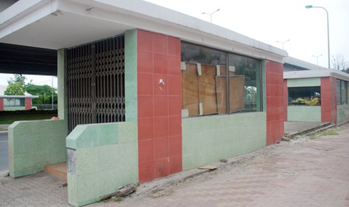 Người dân làm “tổ” trong hầm bộ hành - ảnh 1