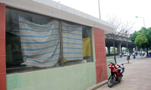 Người dân làm “tổ” trong hầm bộ hành - ảnh 3