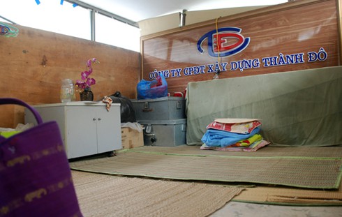 Người dân làm “tổ” trong hầm bộ hành - ảnh 4