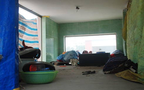 Người dân làm “tổ” trong hầm bộ hành - ảnh 9