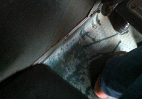 Ảnh, clip: Xe buýt Hà Nội bị... dột - ảnh 3