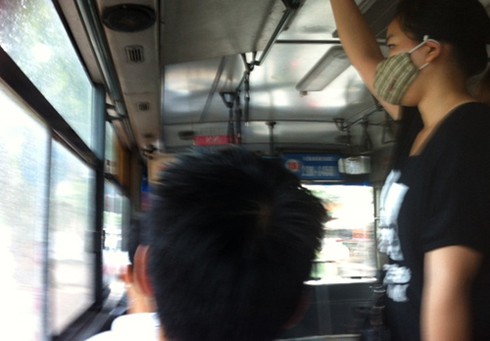 Ảnh, clip: Xe buýt Hà Nội bị... dột - ảnh 4