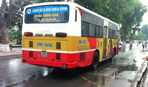 Ảnh, clip: Xe buýt Hà Nội bị... dột - ảnh 5