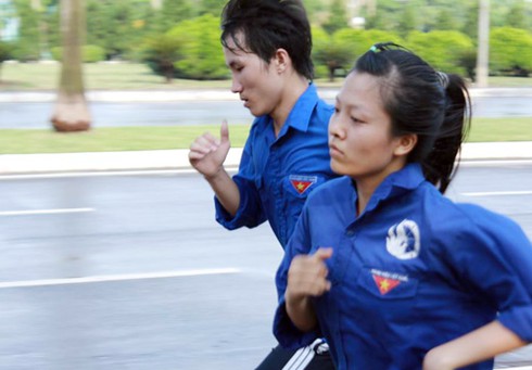 Sinh viên dầm mưa tập luyện “vì biển đảo quê hương” - ảnh 13