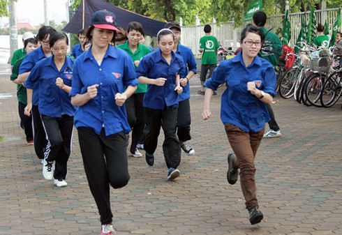 Sinh viên dầm mưa tập luyện “vì biển đảo quê hương” - ảnh 3